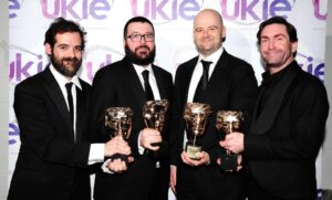  Sam Houser, Aaron Garbut, Dan Houser y Leslie Benzies, de Rockstar Games, ganan el Premio Fellowship en los Premios de la Academia Británica de Juegos en Tobacco Dock, Londres.